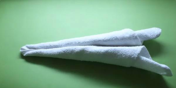 Bước 3 gấp thiên nga bằng khăn phòng tắm