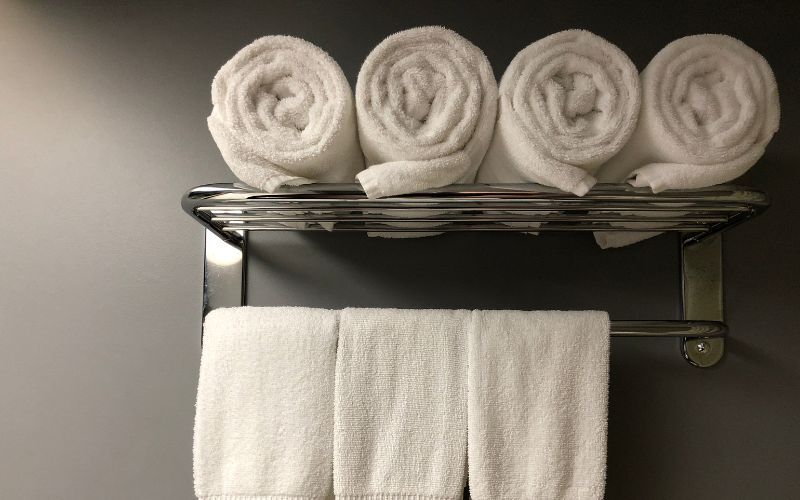 Nên đặt khăn tắm ở những vị trí cao, khô ráo