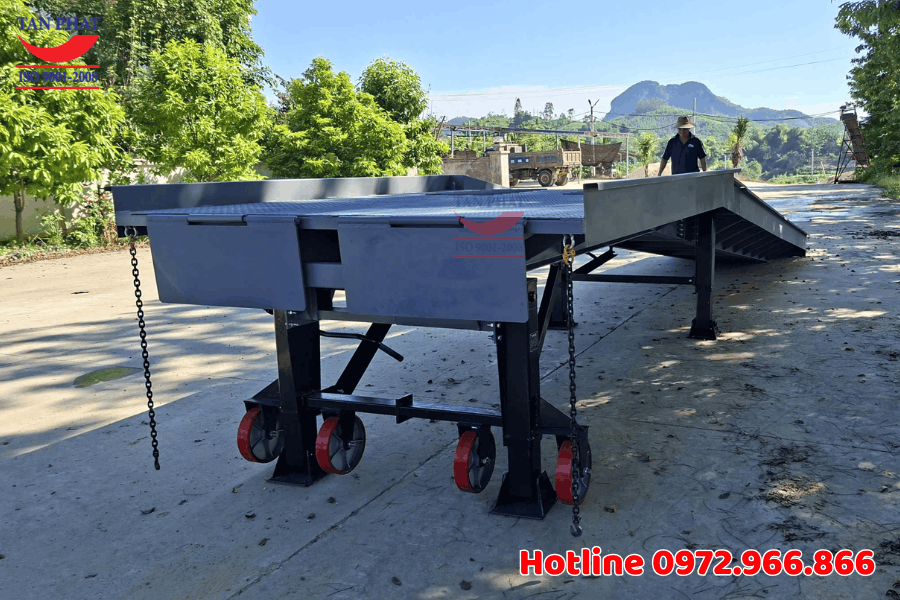 Cầu dẫn xe nâng hàng 8 tấn tại Tuyên Quang