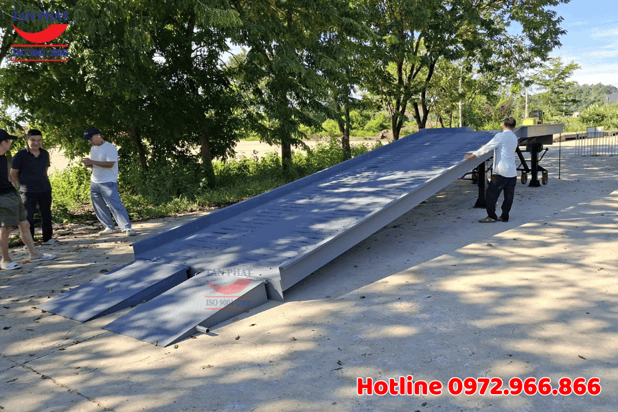 Cầu dẫn xe nâng hàng 8 tấn tại Tuyên Quang