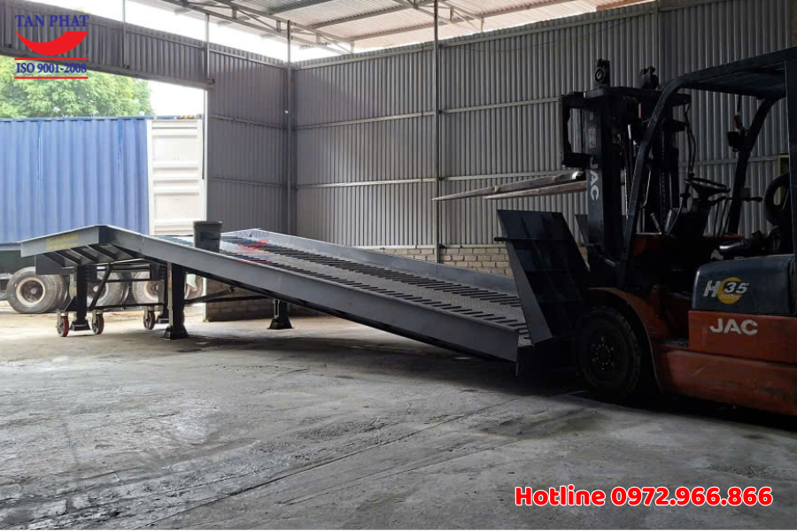 Dự án cầu dẫn xe nâng lên cont 8 tấn giao tại Bắc Giang