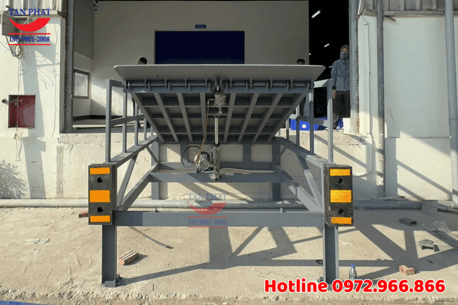 Dock Leveler ngoài trời 3 tấn lắp tại Bắc Ninh