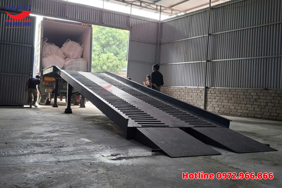 Dự án cầu dẫn xe nâng lên cont 8 tấn giao tại Bắc Giang