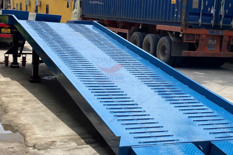 Mặt dốc của cầu dẫn xe nâng