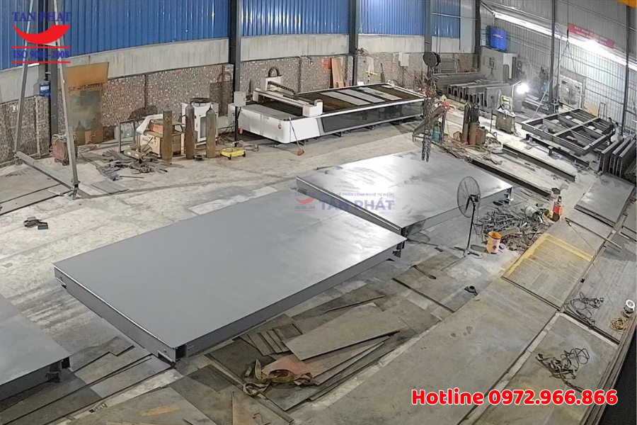 Sản xuất bàn cân ô tô tại xưởng cơ khí của Tân Phát ở Thanh Oai, Hà Nội.