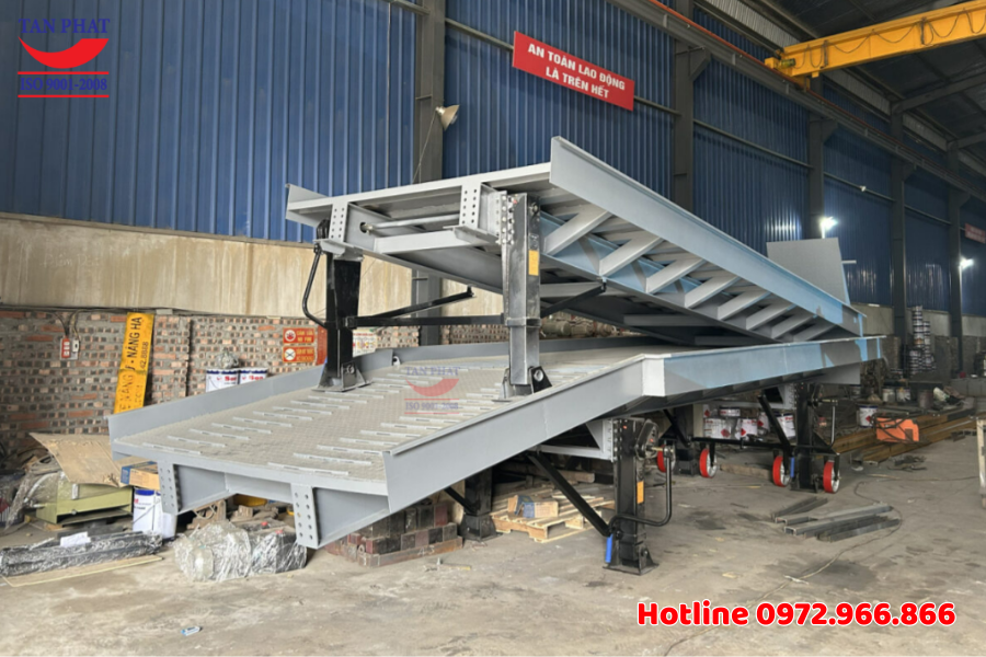 Cầu dẫn xe nâng được sản xuất hoàn thiện tại xưởng cơ khí Tân Phát và chuẩn bị giao cho khách hàng.