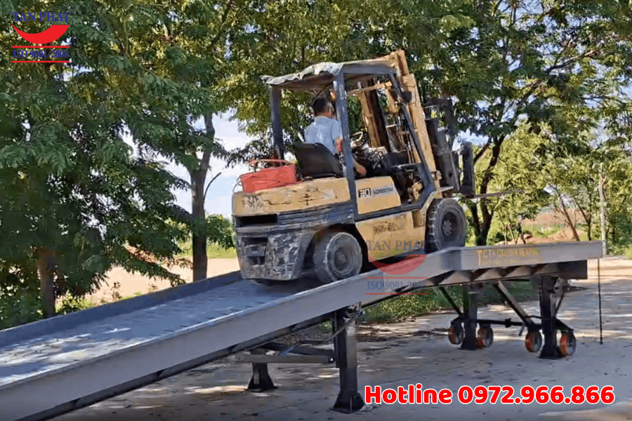 Cầu dẫn xe nâng hàng 8 tấn tại Tuyên Quang