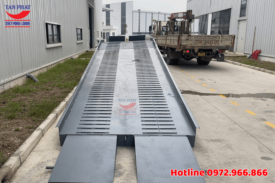 Cầu dẫn xe nâng lên container 6 tấn tiêu chuẩn