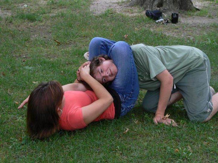 Lên sóng truyền hình, “cựu nữ vương” Bellator siết ngất cả nhân viên