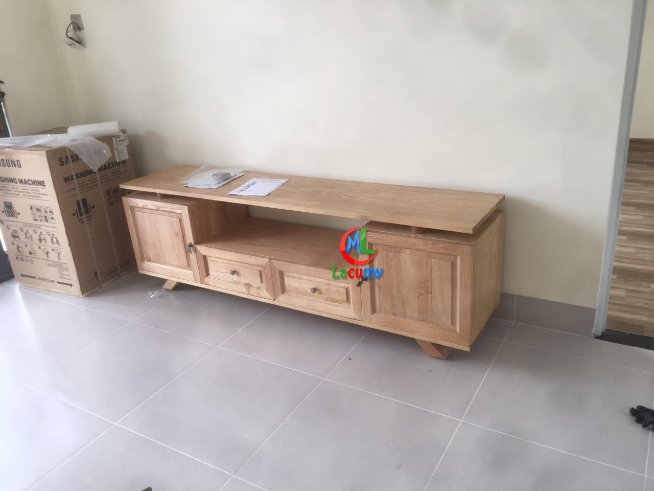 KỆ TIVI 1M8 TẤM PHẲNG GỖ TẦN BÌ (SỒI NGA) - KE06