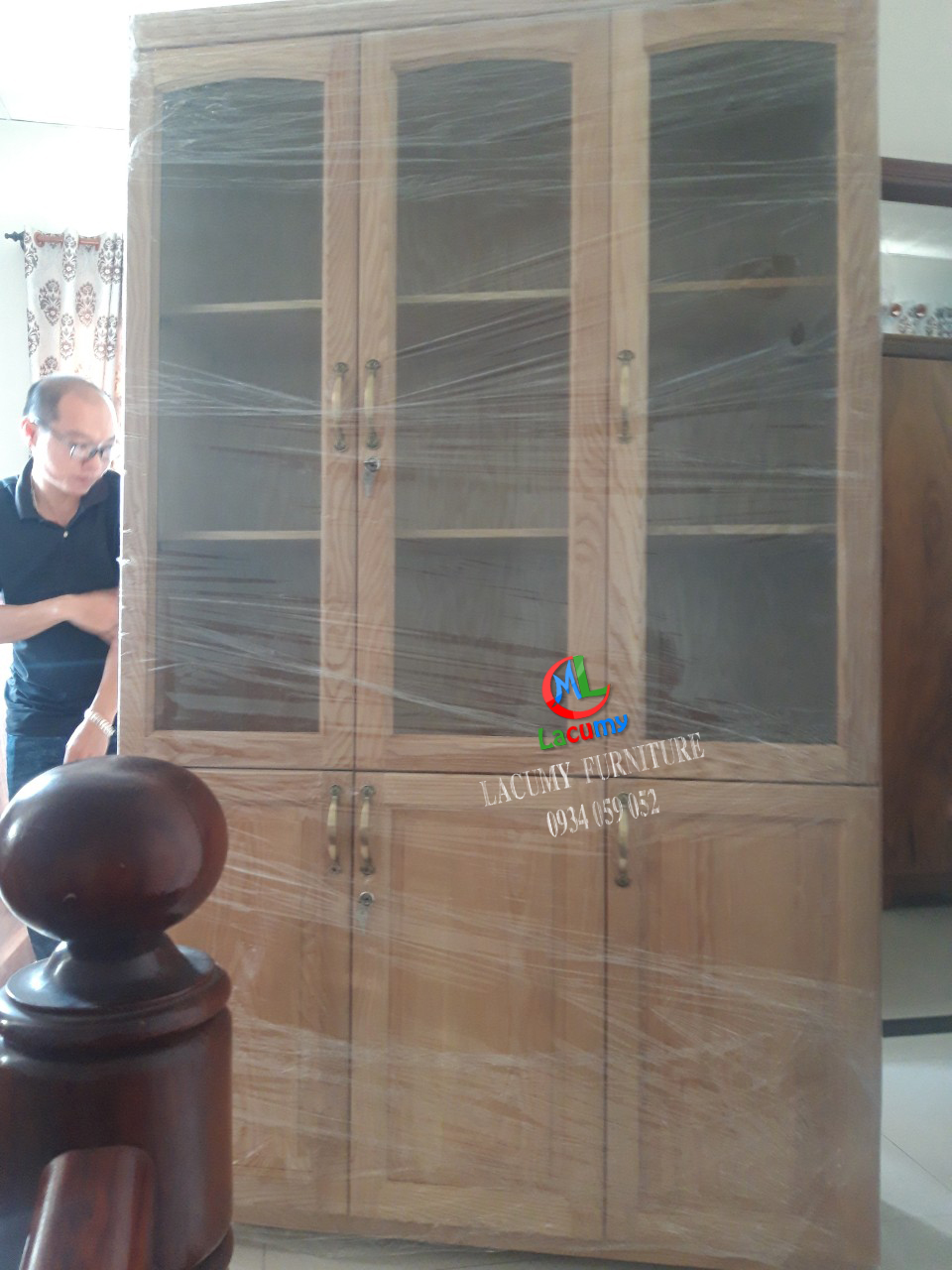 TỦ TRƯNG BÀY 1M2 GỖ TẦN BÌ (SỒI NGA) 3 CÁNH - TTB02