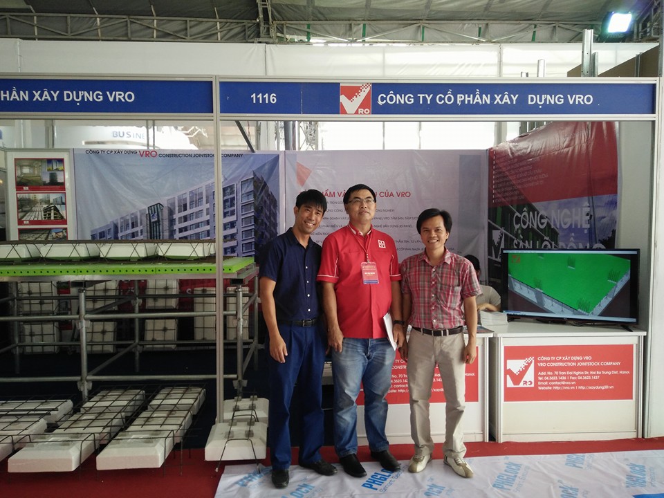 Lãnh đạo công ty xây dựng Vro tham gia triển lãm