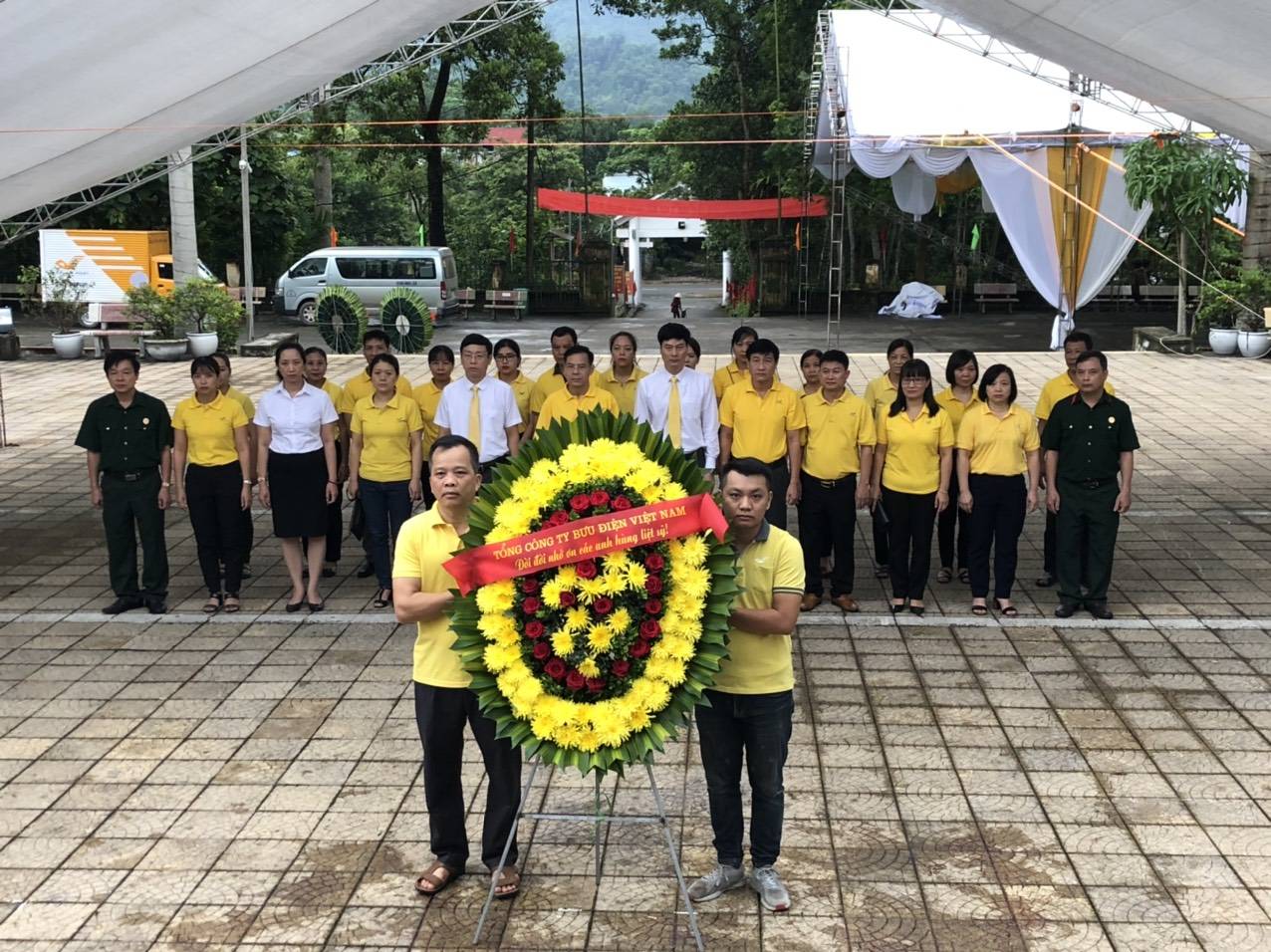 Bưu điện Hà Giang và Kon Tum tổ chức dâng hương tri ân các anh hùng liệt sỹ