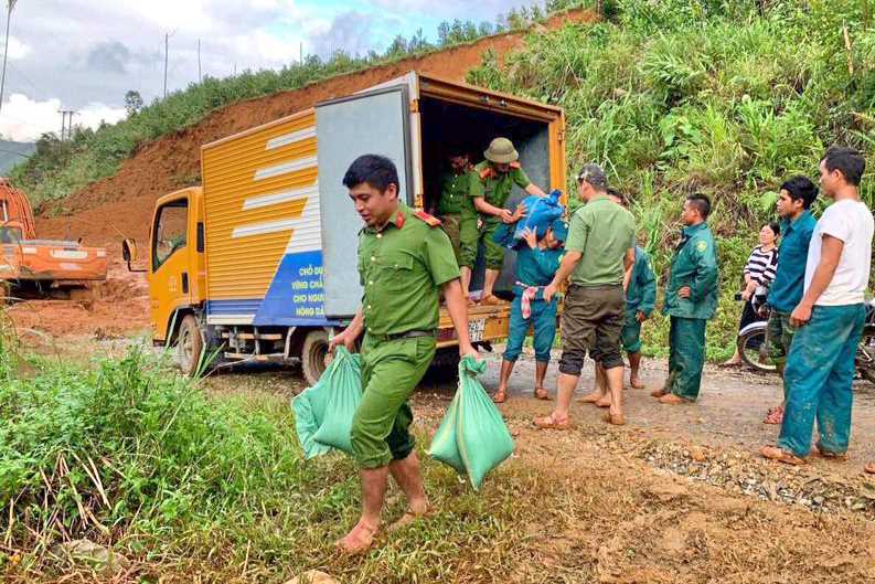 Vận chuyển miễn phí hơn 1 tấn gạo cứu trợ đồng bào tại Bắc Trà My và Nam Trà My