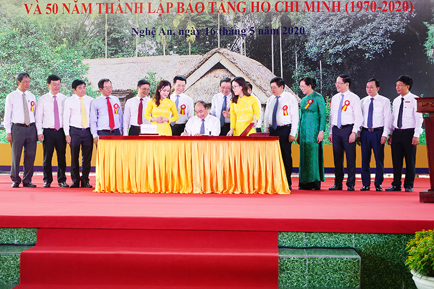 Thủ tướng ký phát hành bộ tem Kỷ niệm 130 năm ngày sinh Chủ tịch Hồ Chí Minh và 50 năm thành lập Bảo tàng Hồ Chí Minh