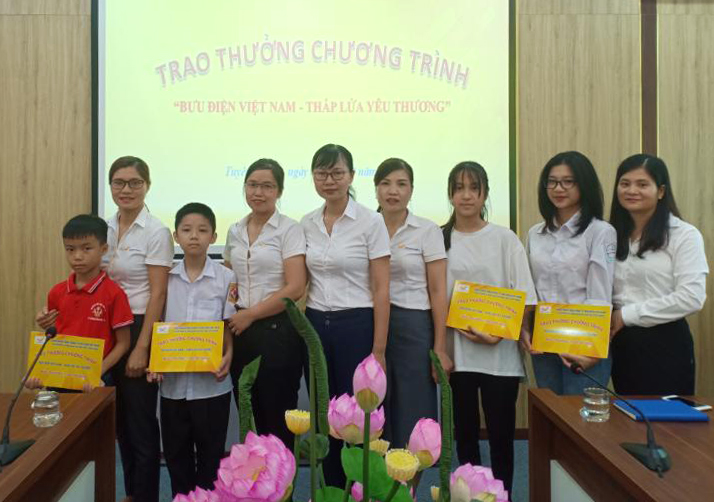 Trao thưởng Chương trình “Bưu điện Việt Nam - Thắp lửa yêu thương”