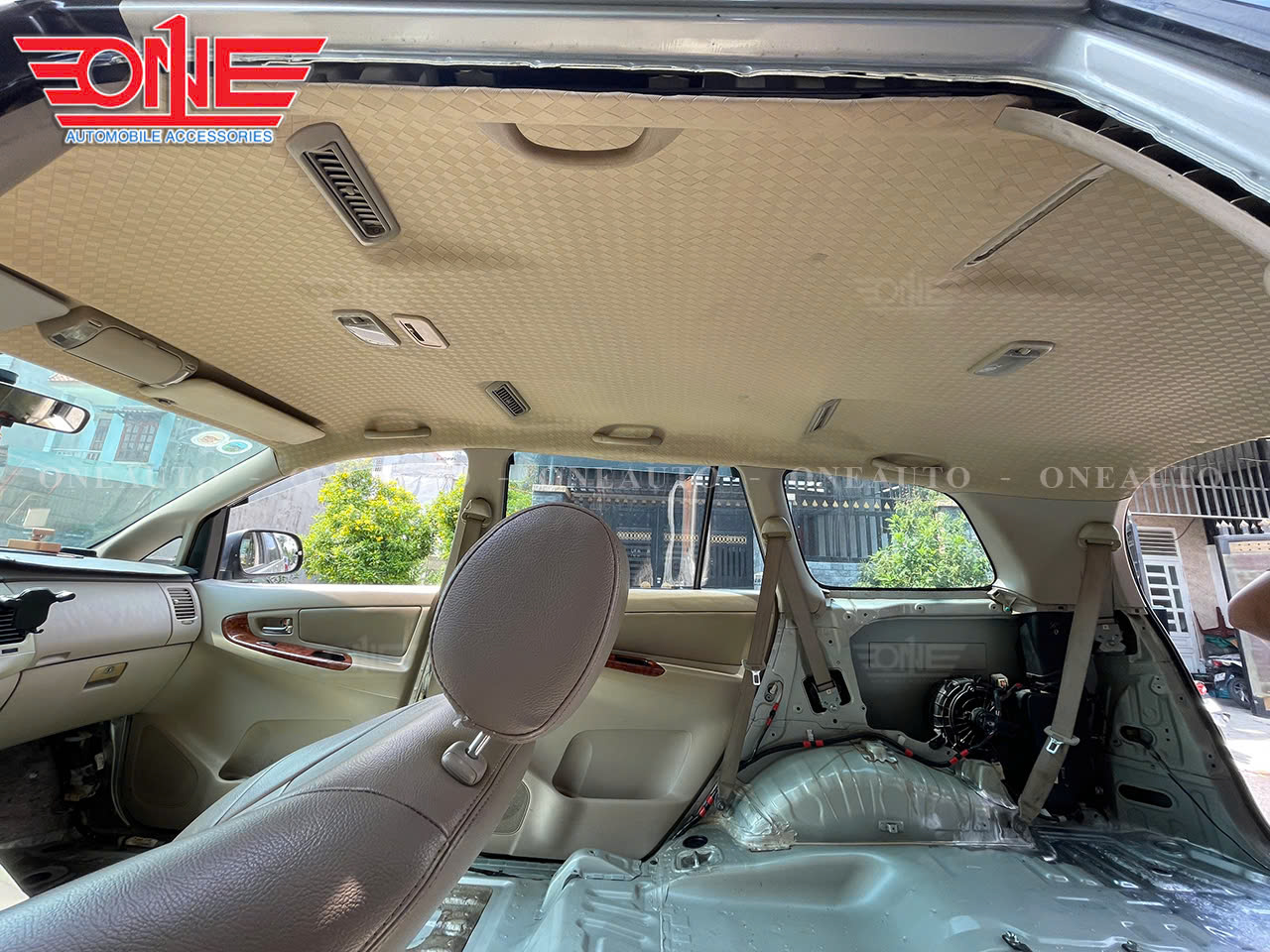 Bọc trần ô tô Toyota Innova chất liệu da vân ép mới nhất !