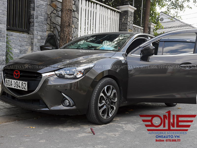 boc-tran-xe-mazda2-2017-xe