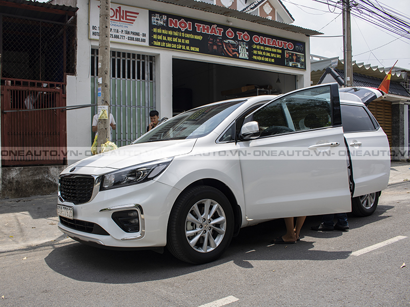 tham-lot-san-kia-sedona-2020-xe