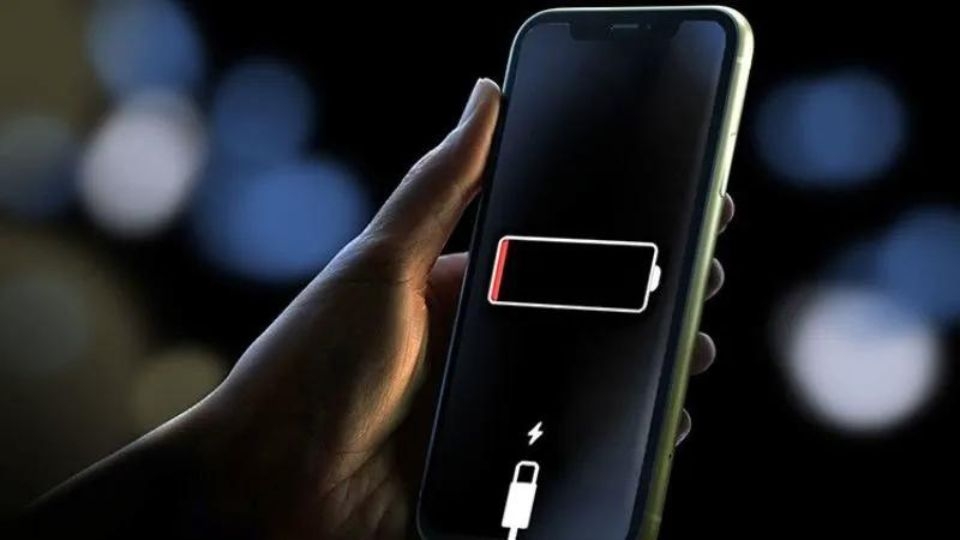 Cắm sạc mà % pin đứng im? Đừng hoảng — 7/10 trường hợp do cáp, bụi cổng sạc hoặc lỗi iOS nhẹ.