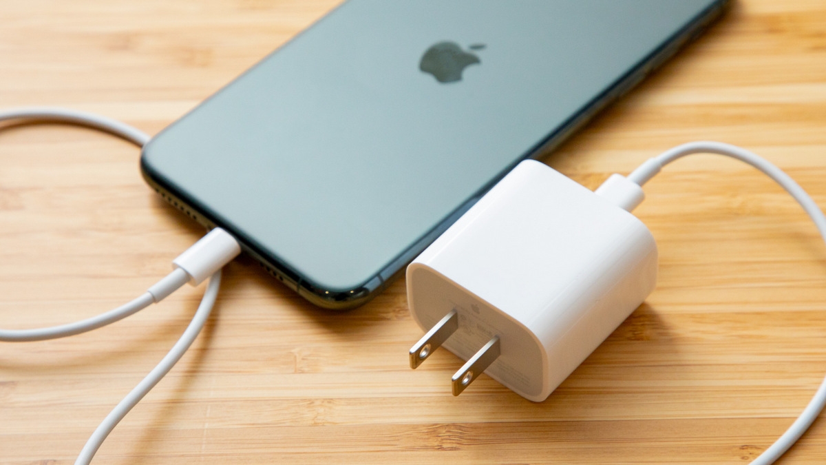 iPhone 12 Pro Max sạc bao nhiêu W? Nhiều người đang dùng sai mà không hề biết