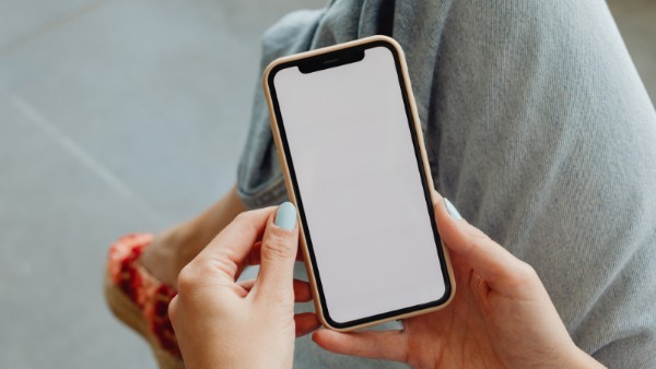 Trắng màn không phải lúc nào cũng “chết màn”. Nhiều trường hợp chỉ là iOS lỗi và cứu được trong 1 phút.