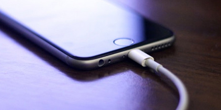 Hướng dẫn sạc pin điện thoại thế nào mới đúng cách, hạn chế chai pin?