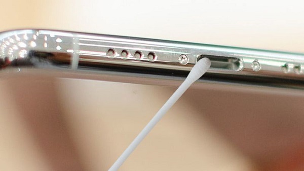 Cắm sạc phải xoay tới xoay lui, chạm nhẹ là tuột? 90% iPhone bị lỏng chân sạc KHÔNG phải do hỏng nặng.