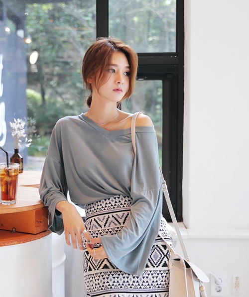 Đôi khi, phần tay áo lại giúp che chắn da bạn khỏi ánh nắng gắt, cũng tiện lợi lắm chứ chẳng phải chỉ có đẹp không đâu!