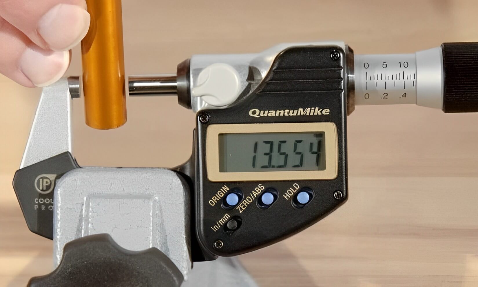 Panme điện tử ứng dụng đo đường kính ty ren ngoài