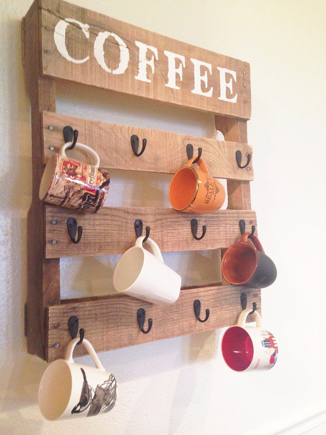 thiet-ke-ke-treo-tuong-de-cafe-cuc-cool