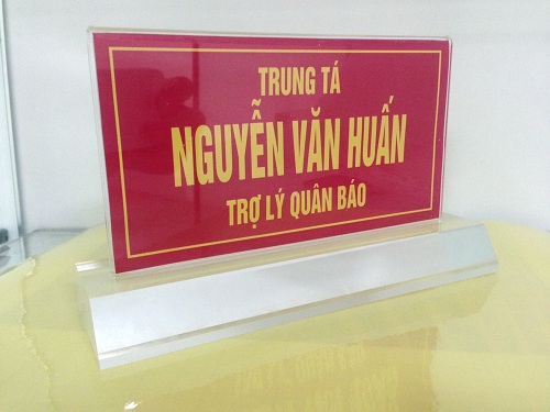 biển chức danh mica