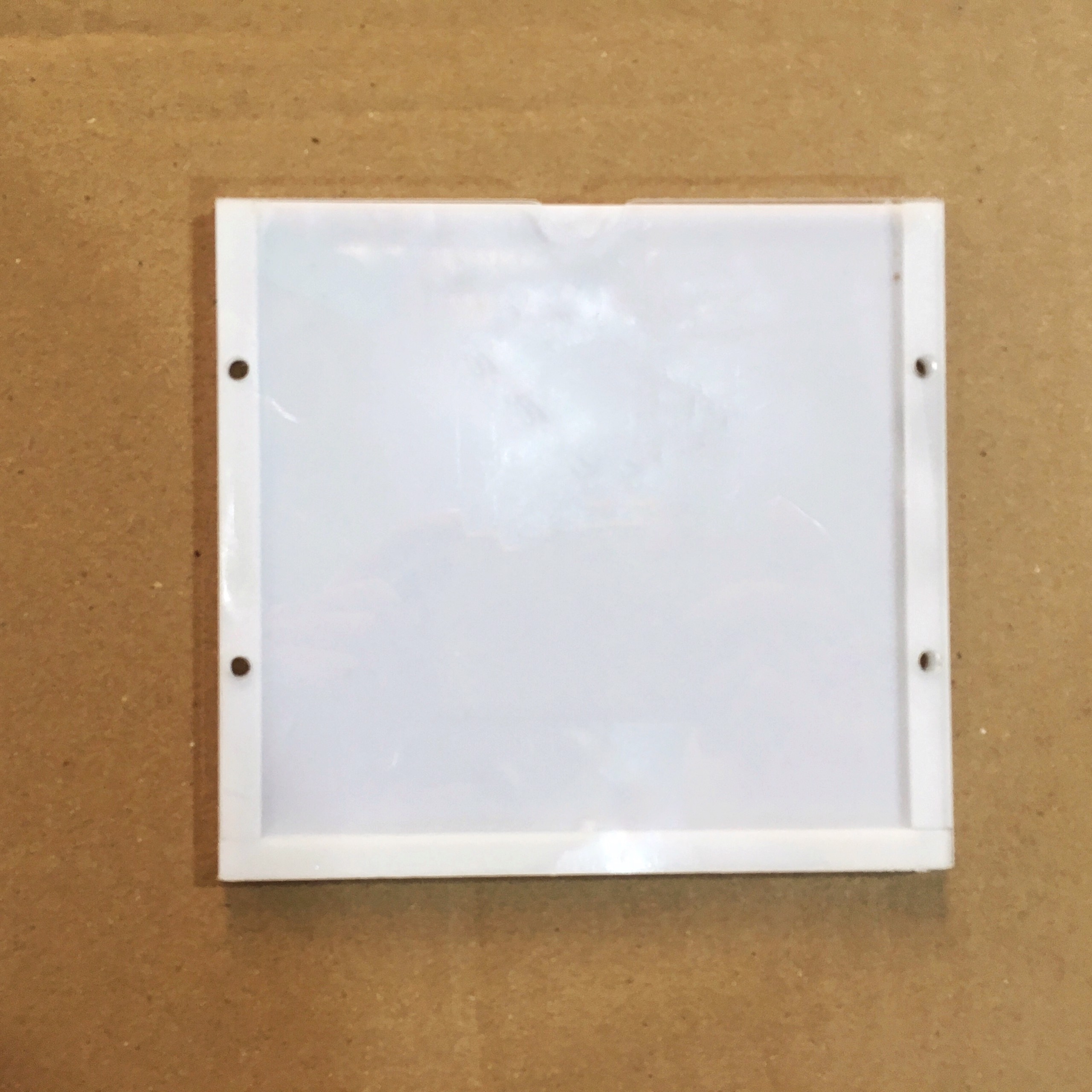 Kệ mica A4 treo tường