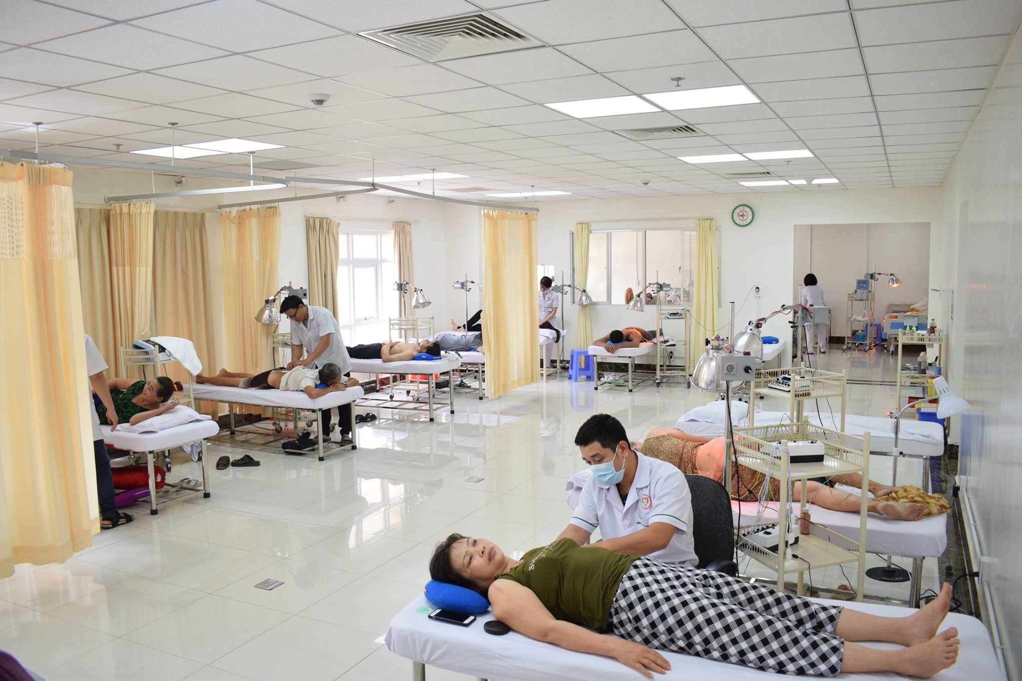 BỆNH NHÂN chọn điều trị DỊCH VỤ HAY BẢO HIỂM Y TẾ