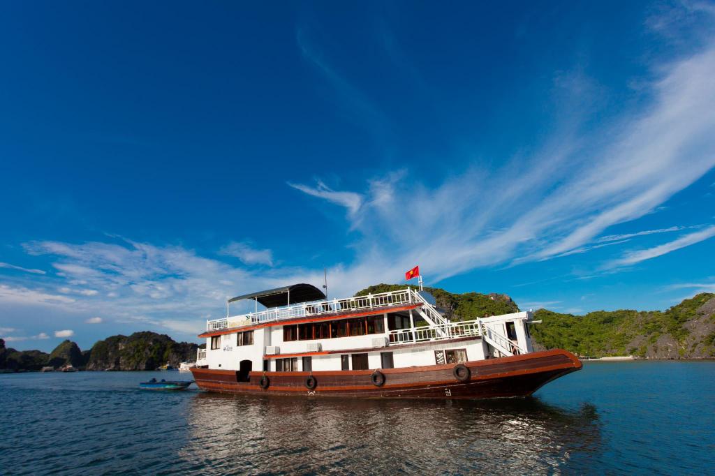 Khám phá và trải nghiệm những du thuyền cao cấp vịnh Lan Hạ - Cát Bà