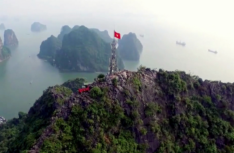 Khám phá du lịch Hạ Long từ núi Bài Thơ