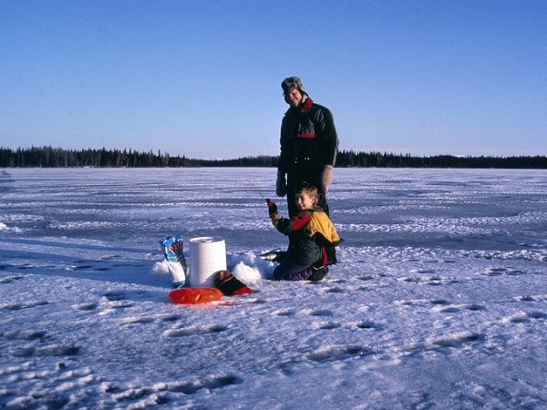 Câu cá trên băng ở Alaska