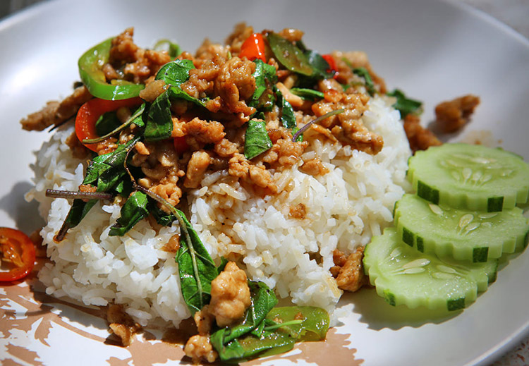 Pad Krapow Moo Saap (thịt lợn chiên húng quế)