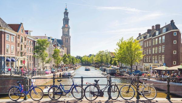 Khám phá thủ đô Amsterdam bằng xe đạp và hệ thống kênh đào nổi tiếng