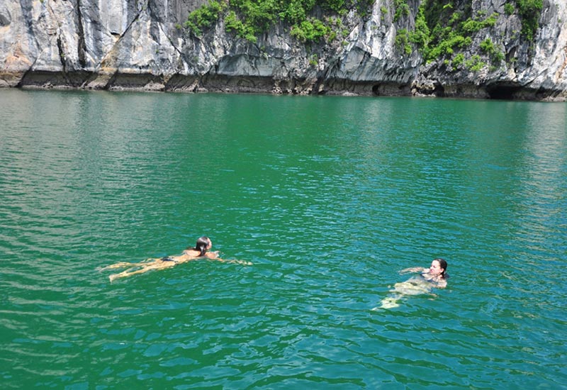 tắm biển hạ long