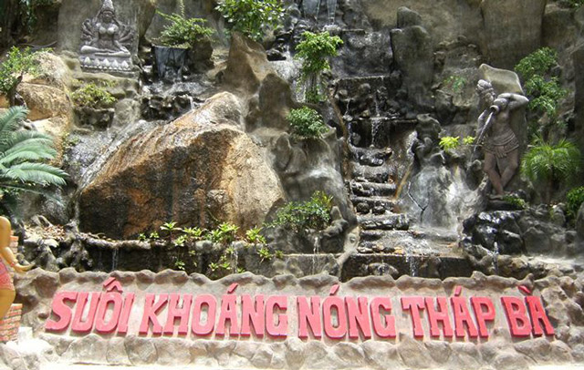 suối khoáng tháp bà