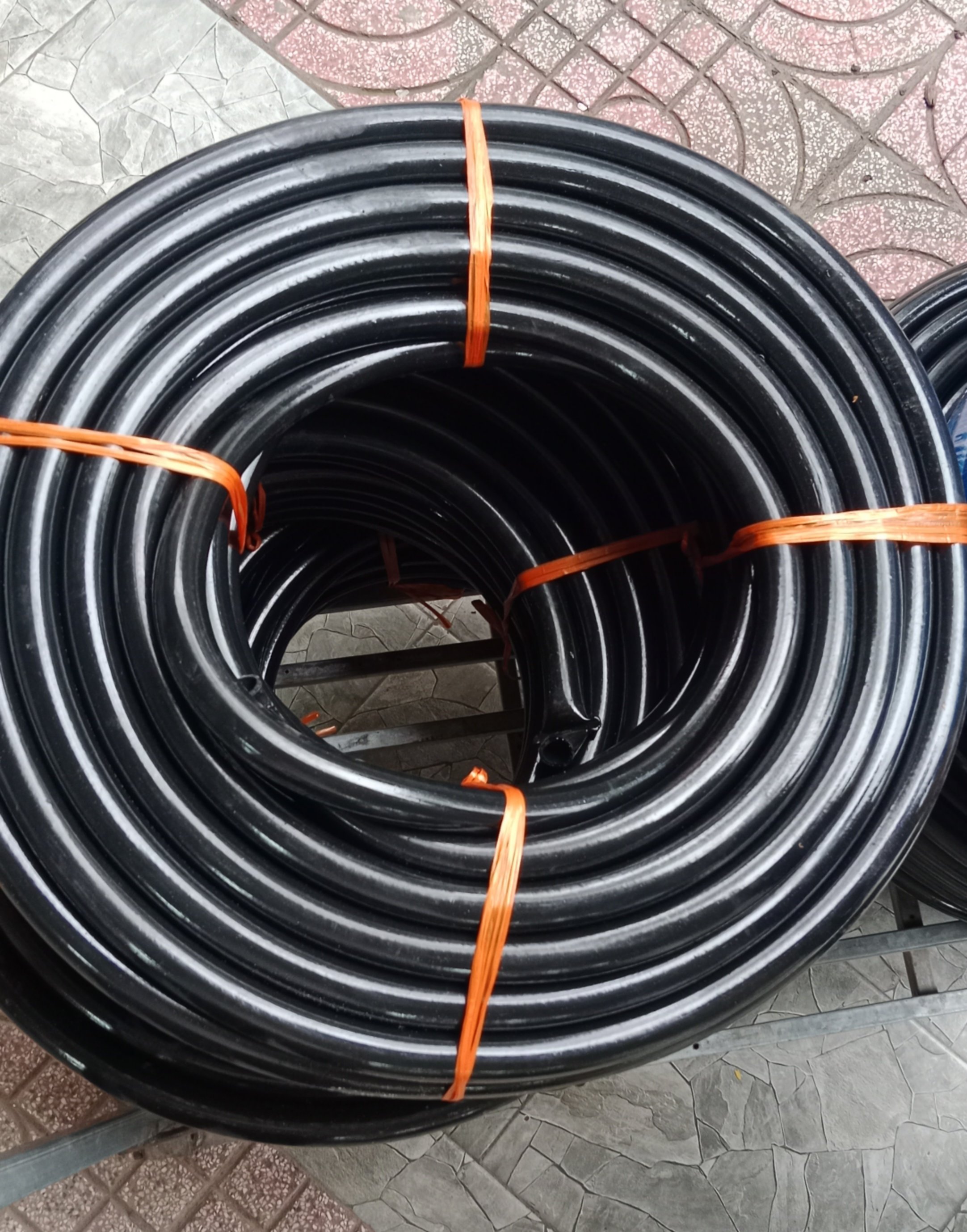 Vòi nước Hinh lung (đen) phi 25/12.5kg (1C=50 mét )