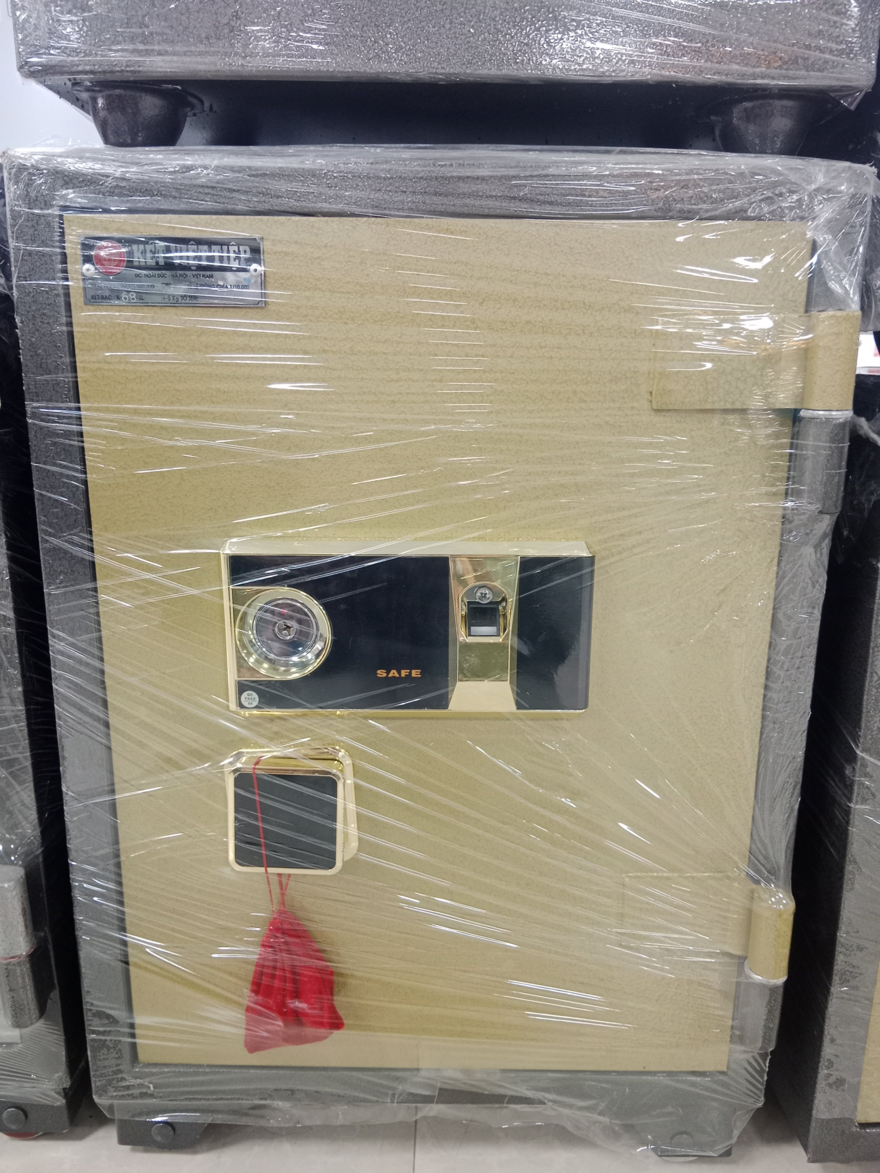 Két bạc việt tiệp KV-68 khoá vân tay, vuông cao cấp, bản lề ngoài