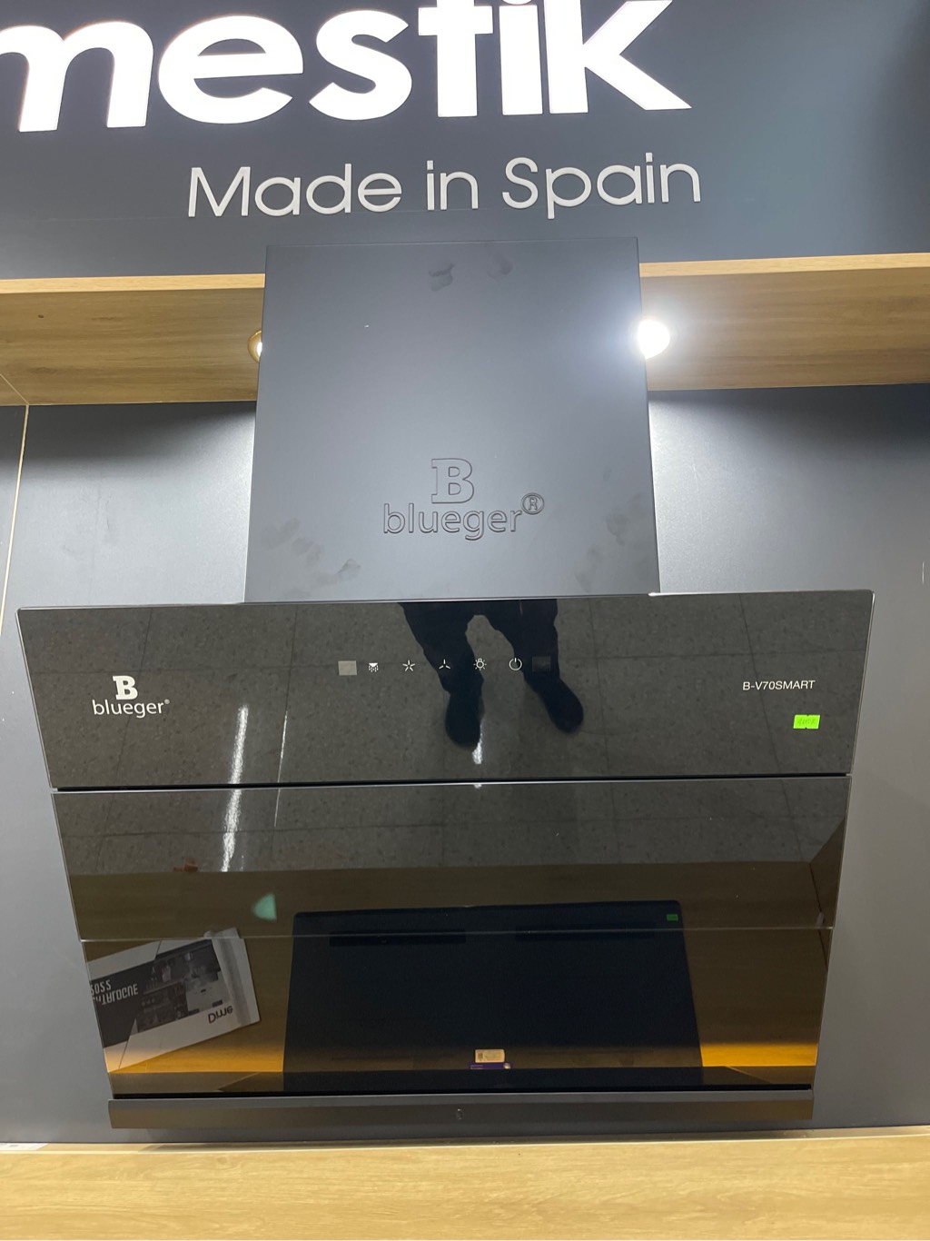 Quạt hút mùi Blueger V70SMart , kính vát, cảm ứng vẫy tay