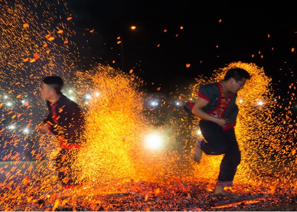 Lễ hội nhảy lửa của người Pà Thẻn
