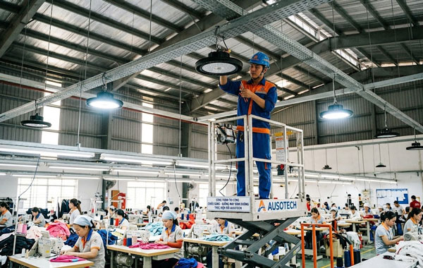 Hình ảnh thi công thực tế đèn Highbay UFO cho xưởng may công nghiệp tại Bình Dương do Ausotech thực hiện