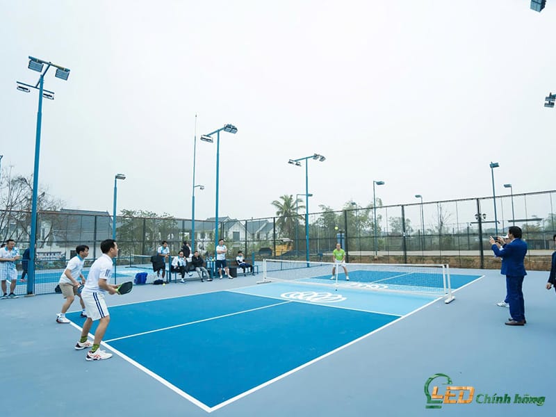 Các Yếu Tố Cốt Lõi Khi Lựa Chọn Đèn Pha LED Cho Sân Bóng Đá và Sân Pickleball