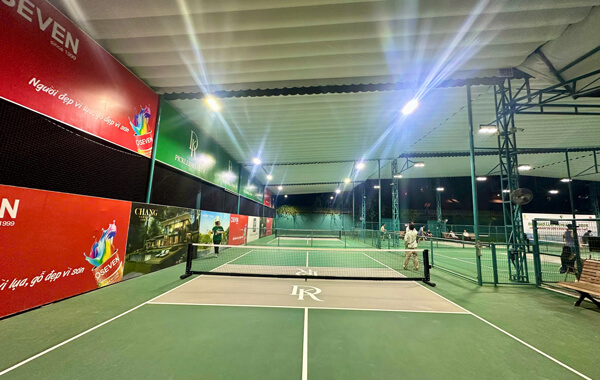 hình ảnh thi công thực tế tại dự án sân Pickleball Thảo Điền sử dụng đèn Zeus 200W chip led philips