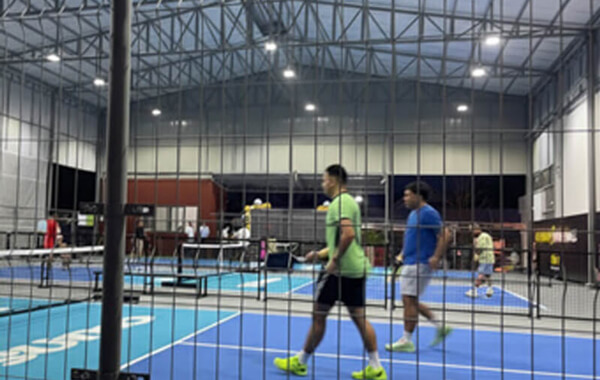 Đèn pha LED chuyên dụng sân Pickleball Thảo Điền với thấu kính hội tụ chống lóa mắt.