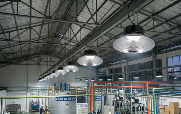 Hình thực tế Led chính hãng lắp đặt đèn led nhà xưởng Rạng Đông tại nhà máy hóa chất Long An